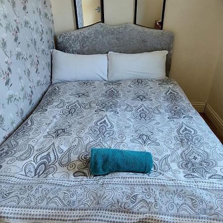 Two Bedroom Flat St Andrews Road London Exteriör bild