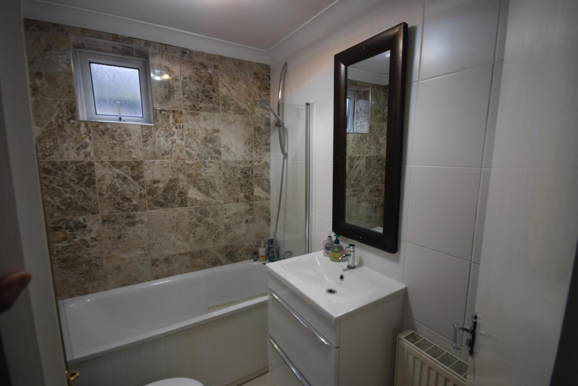 Two Bedroom Flat St Andrews Road London Exteriör bild