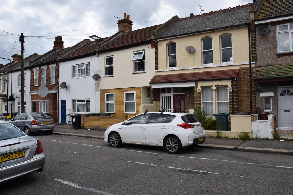 Two Bedroom Flat St Andrews Road London Exteriör bild